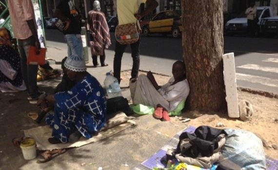 Coup De Gueule : A Dakar, Les Sans-abris En Position Fœtale Par  Ce Temps De Froid 