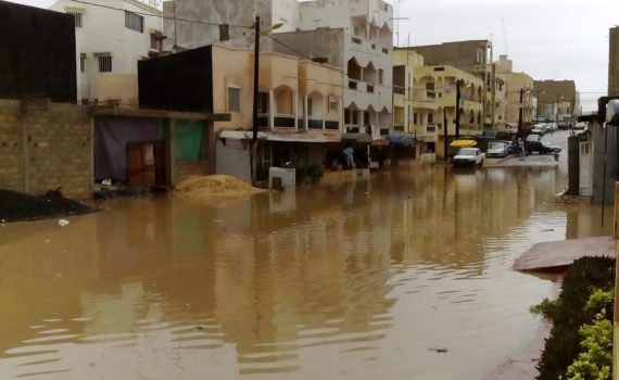 Abondance Des Pluies: Le Paradoxe Du Monde Rural Et De La Banlieue