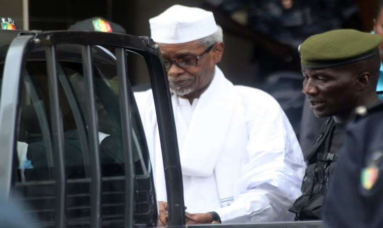 Hissein Habre Toujours Sans Soins De Sa Fracture Au Bras Gauche