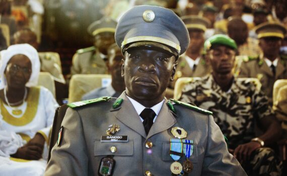 La Ronde Des Bérets Rouges, Verts Et Bleus: L’afrique Renoue Avec Ses Coups D’état Militaires Et Constitutionnels ! (amadou Lamine Sall)