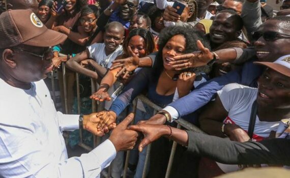 Macky Et Les Jeunes, Entretenir La Flamme