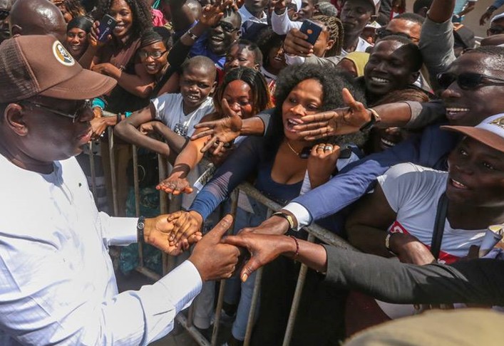 Macky Et Les Jeunes, Entretenir La Flamme