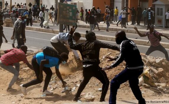 Une SociÉtÉ En Pleine Mutation S’enfonce Inexorablement Dans Une DÉchÉance Morale