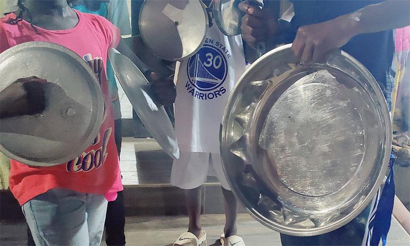 Grogne Populaire Sur Fonds De Concerts MÉtalliques